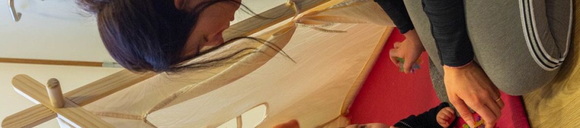 Une pro en crèche qui joue avec un enfant