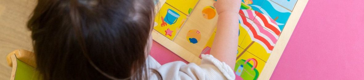 Une enfant en crèche Babilou qui joue