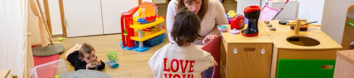 Une pro en crèche en interaction avec un enfant