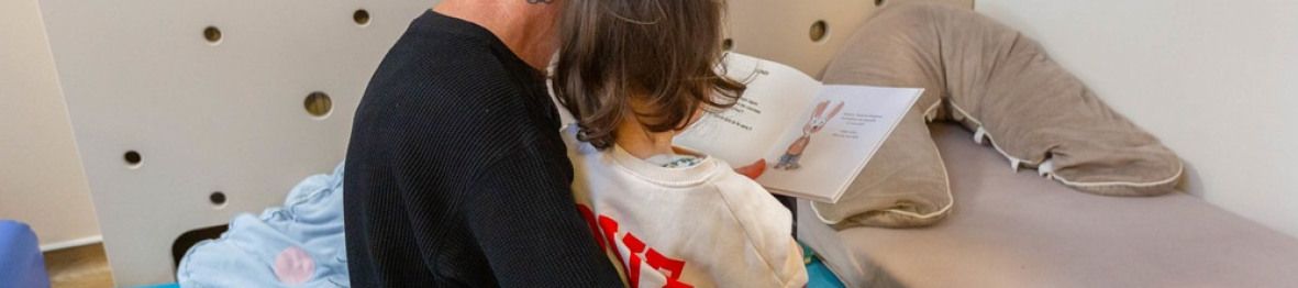 Un pro en crèche avec une enfant