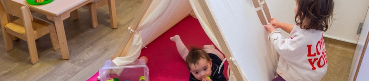 Deux enfants en crèche qui jouent
