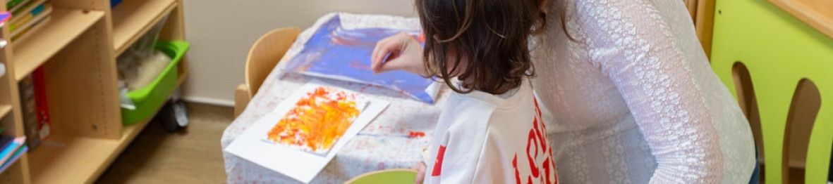 Une pro en interaction avec un enfant