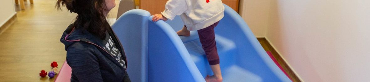 Une pro en crèche qui joue avec un enfant