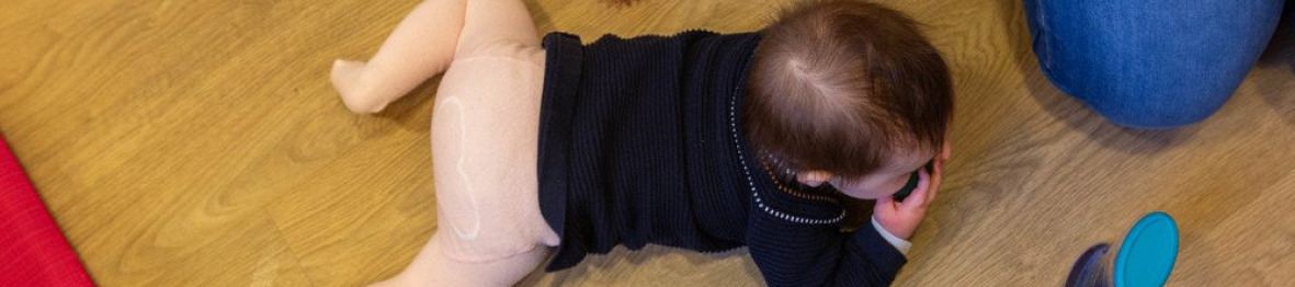 Un bébé en crèche allongé