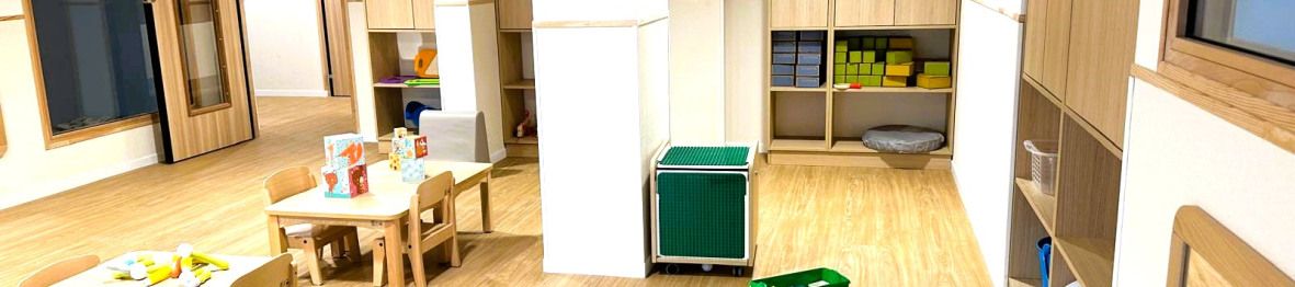 Tables et chaises au sein de la Crèche Babilou Eragny Guichard