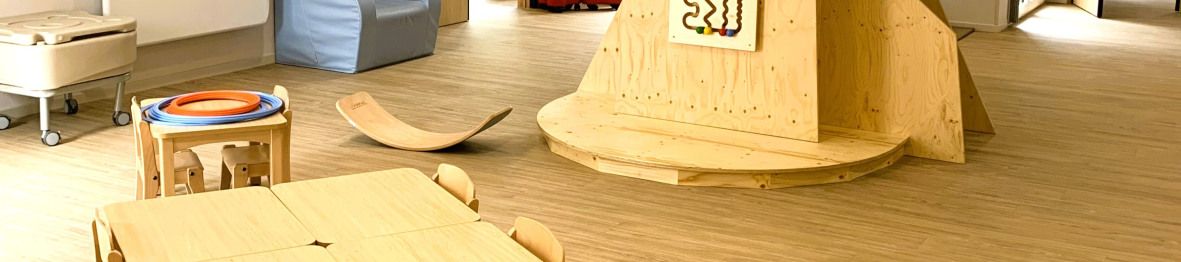 Espace d'activité au sein de la Crèche Babilou Levallois Vergniaud avec arbre au centre