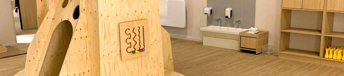 Arbre au centre de la pièce principale de la Crèche Babilou Levallois Vergniaud 