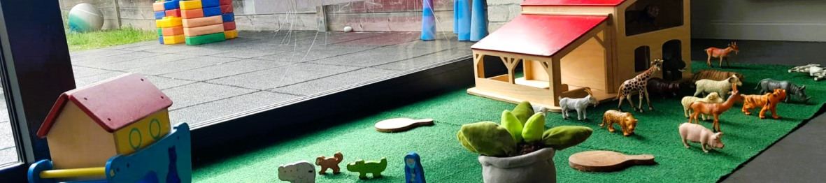 Tapis avec jouets pour enfants au sein de la micro-crèche Babilou Marcq Maginot