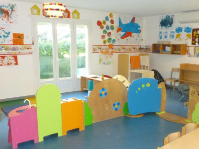 Salle de vie de la crèche l'Île aux Trésors