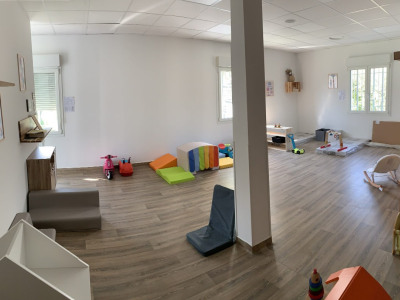 Salle de vie de la crèche Baby Eveil Grabels