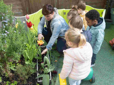 035 - Babilou Le Plessis Herriot enfants autour du potager