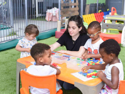 123 - Babilou Vallauris Souvenir Français - groupe d'enfants pendant une activité