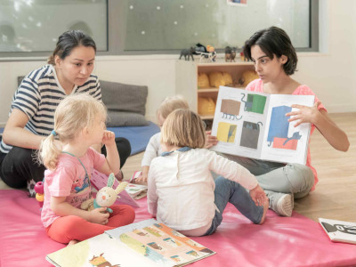 474 - Babilou Clichy Chancé Milly - professionnelle qui lit une histoire aux enfants