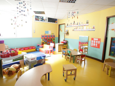 Salle de repas et de jeux de la crèche Babilou Chardonnerets à Antony