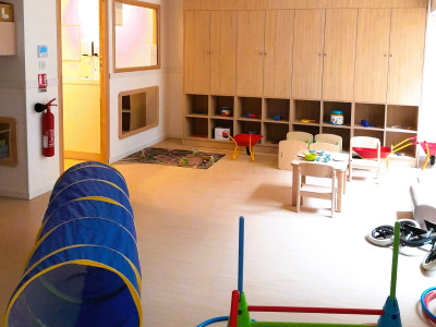 Salle d'activité avec des jeux pour enfants au sein de la crèche Babilou Clichy Barbusse