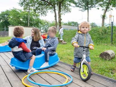 Enfants jouant dans l'espace extérieur de la crèche Babilou de Chateaubourg Cugnot