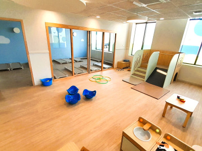 Espace de vie intérieur de la crèche Babilou Clamart Serpis