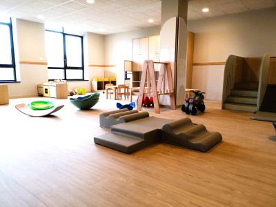 Vue d'ensemble de la salle d'éveil au sein de la crèche Babilou Pacé Trieux 