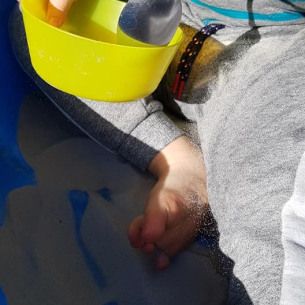 activite-enfant-bac-sensoriel-transvasement-babilou