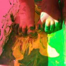 enfant-activite-peinture-avec-pieds-babilou