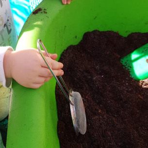 activite-enfant-texture-terre-sensorialite-babilou