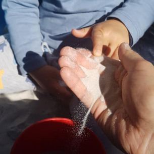 activite-enfant-transvaser-texture-sensorialite-babilou