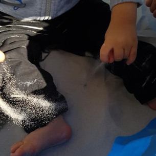 activite-sensorielle-enfant-sable-babilou