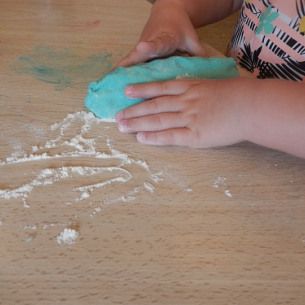 activité-sensorielle-pâte-à-modeler-Babilou