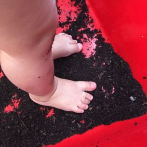activité-sensorielle-terreau-bac-1-Babilou
