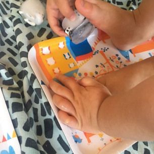 activité-sensorielle-toucher-main-glace-Babilou