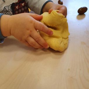 manipulation - pâte à modeler - Babilou