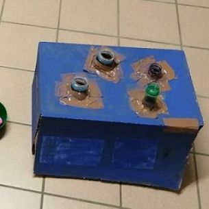 Activité -  petite boule - boîte à carton - bouteille plastique - Babilou