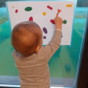 Fabrication de sacs sensorielles à gommettes - Babilou