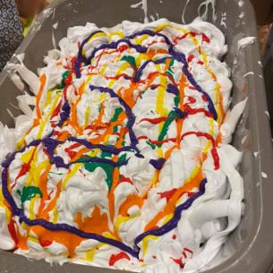 Activité-mousse-et-peinture-Babilou