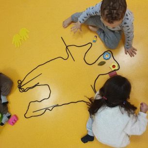 Dessin avec son corps - motricité - Babilou