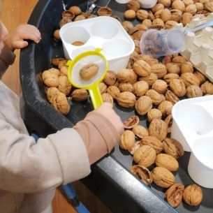 Bacs-sensoriels-recyclage-motricite-Babilou-1