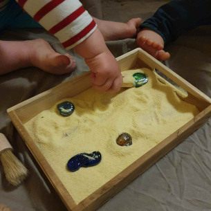 3-Activite-enfant-bacs-sensoriels-ete-sable-Babilou_1