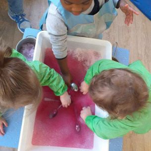 3-Activite-enfant-bacs-sensoriels-tanzanie-lac-rouge-Babilou