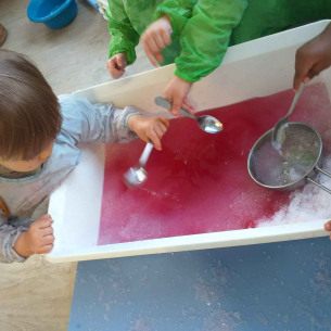 6-Activite-enfant-bacs-sensoriels-tanzanie-lac-rouge-Babilou