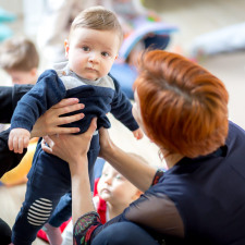 Enfant creche et professionnel