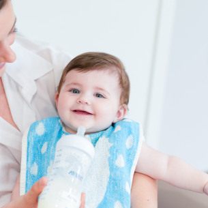bébé qui boit avec une professionnelle