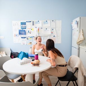 Deux professionnels de crèche Babilou heureuse