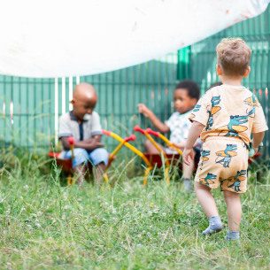 groupe d'enfants qui jouent dans la nature