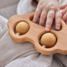 Un hochet en bois pour bébé