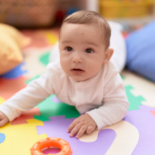 Un bébé sur un tapis d'éveil