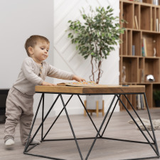 Un bébé qui s'appuie sur une table basse 