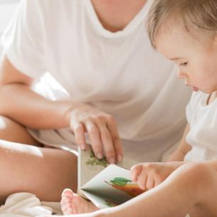 Une femme montrant à son bébé un livre sensorielle