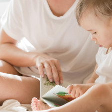 Une femme montrant à son bébé un livre sensorielle