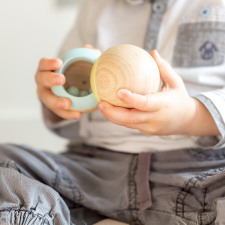 Un enfant tenant une boule 