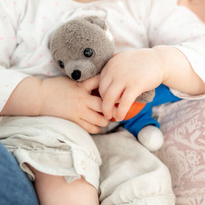 Un enfant tenant une peluche 